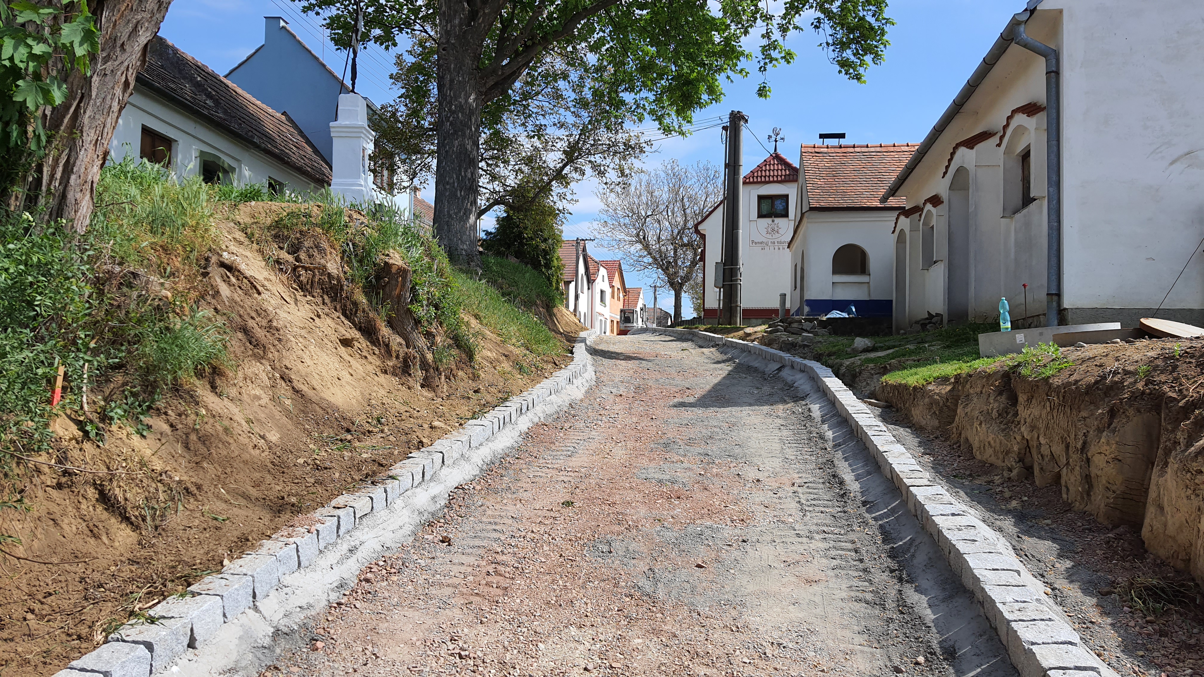 Osazení žulových obrubníků do betonového lože