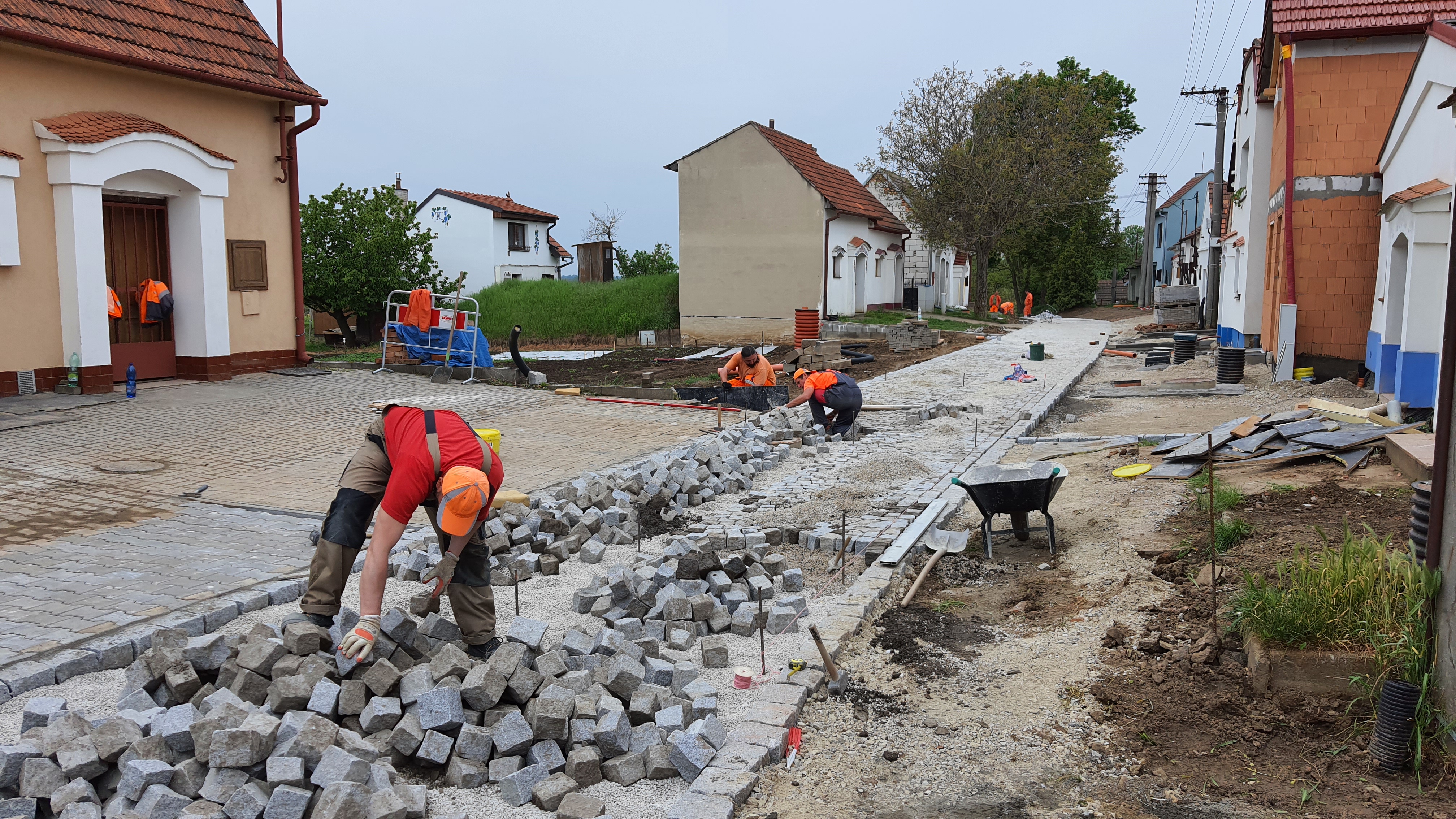 Pokládka žulových kostek do drceného kameniva