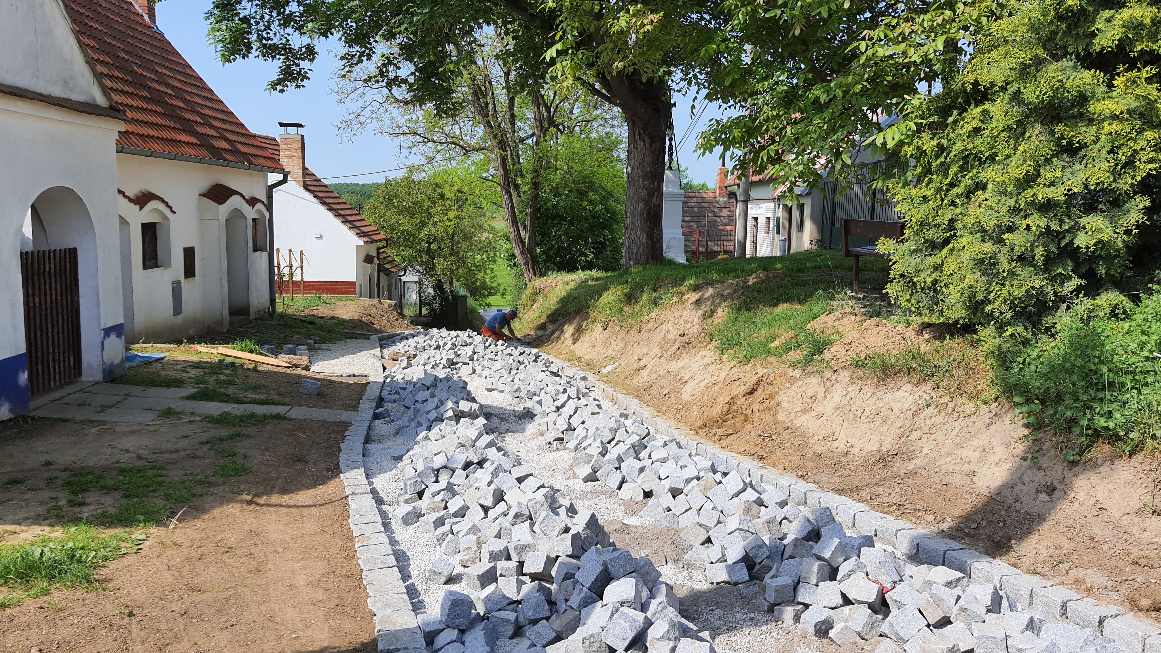 Pokládka žulových kostek do lože z drceného kameniva