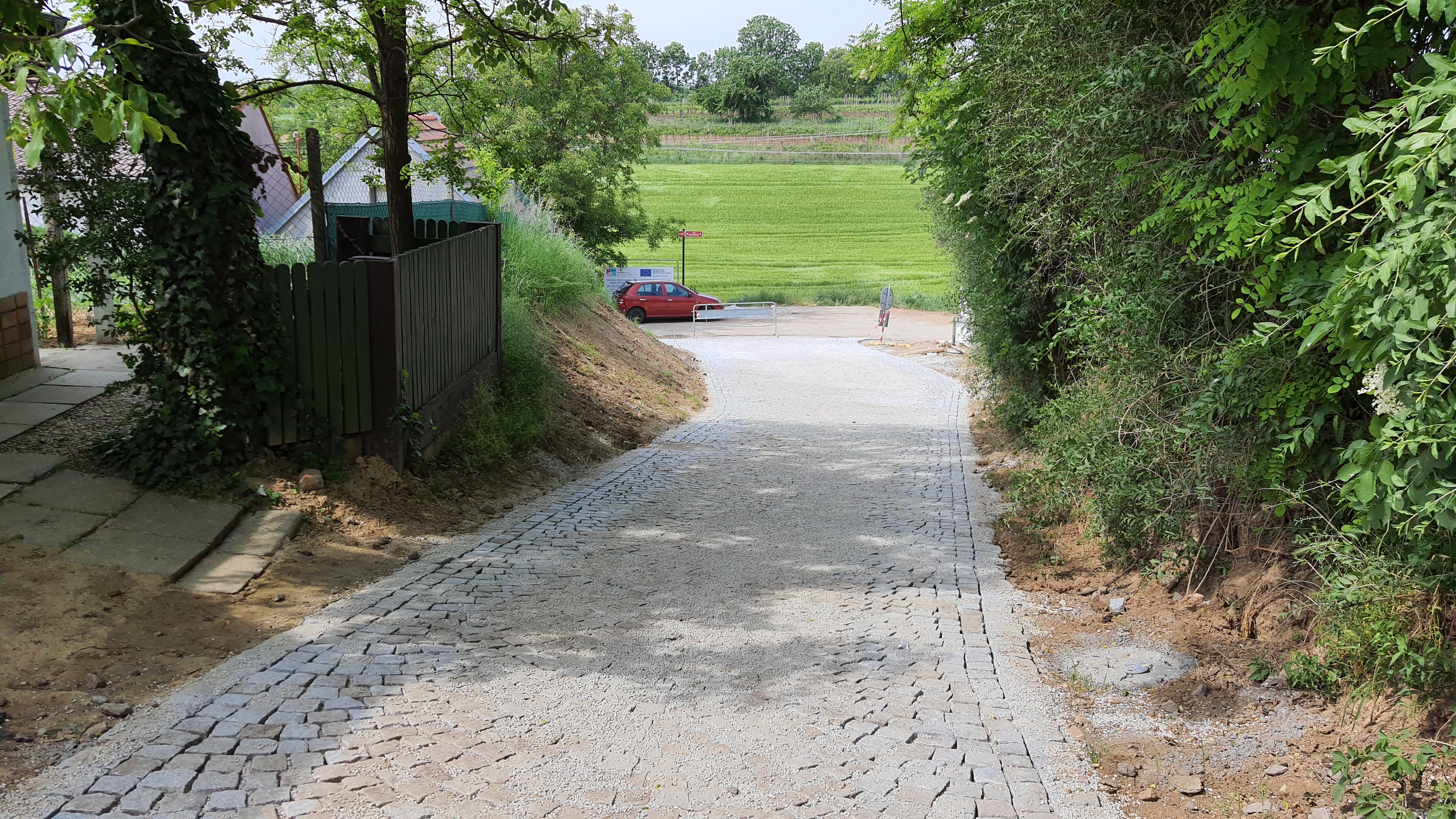 Nová dlážděná komunikace, pohled do ul. Pod Čaganovem