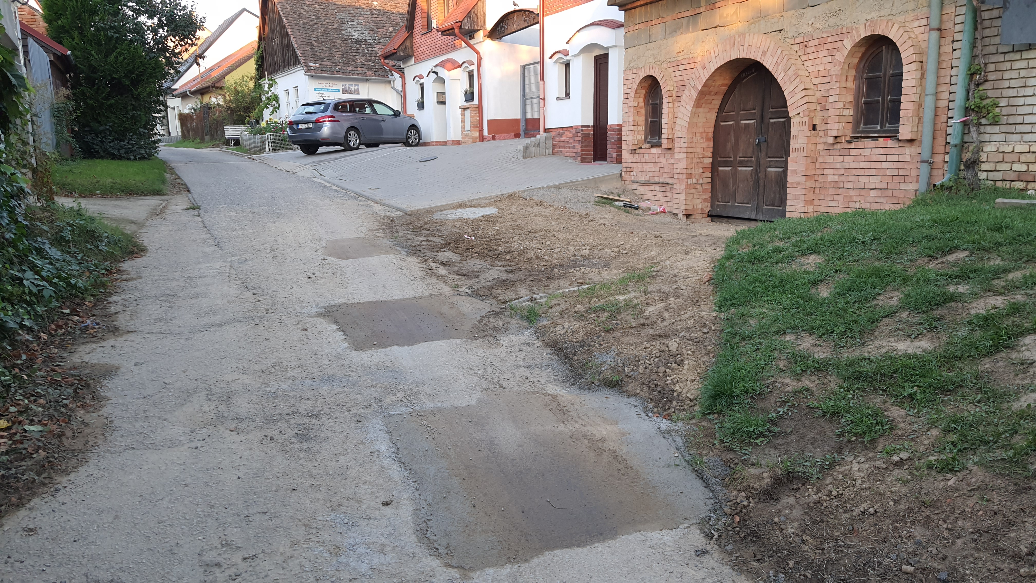 Provizorní zapravení výkopů před rekonstrukcí komunikace