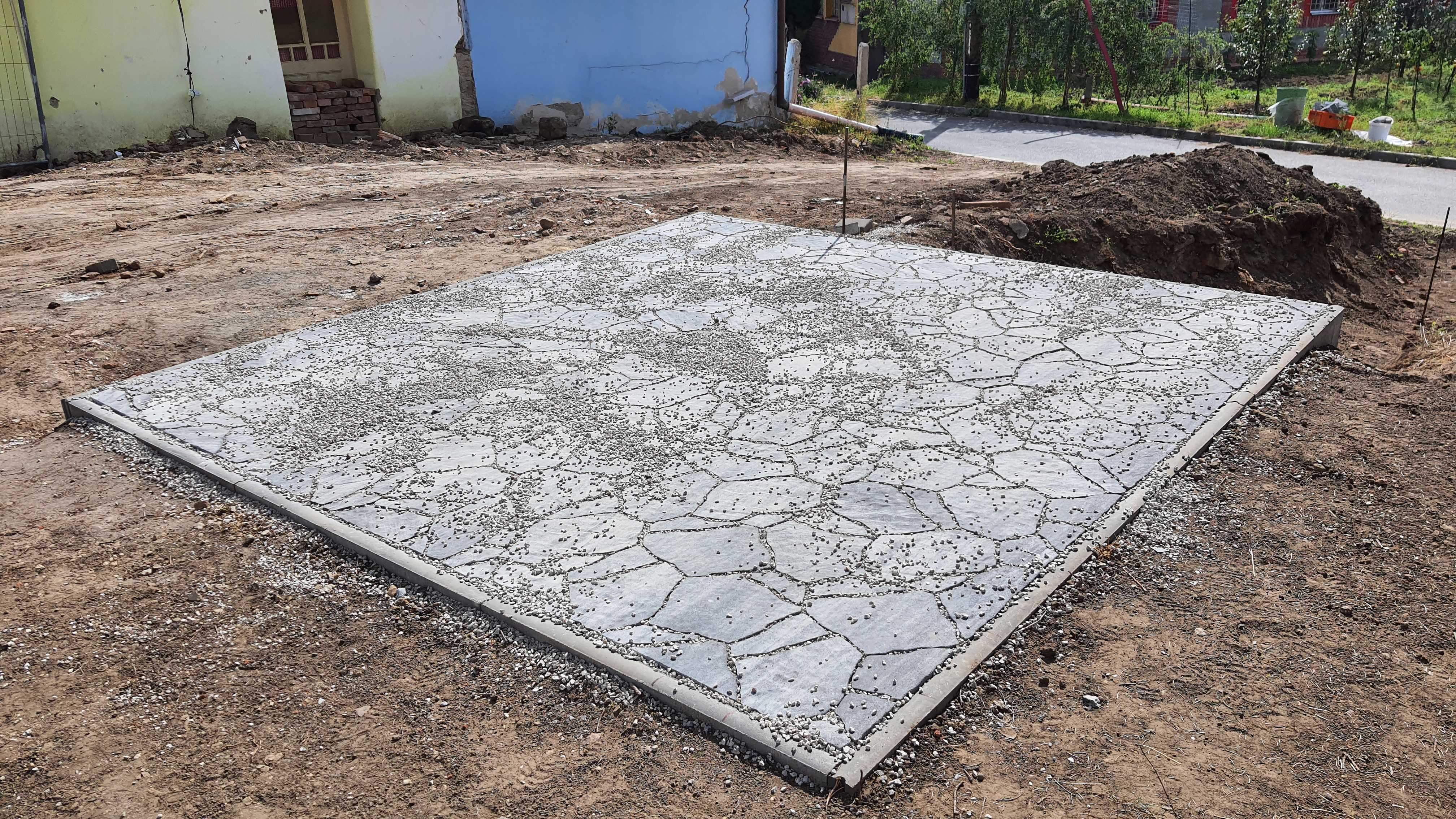 Dlážděná plocha v místě budoucího altánu