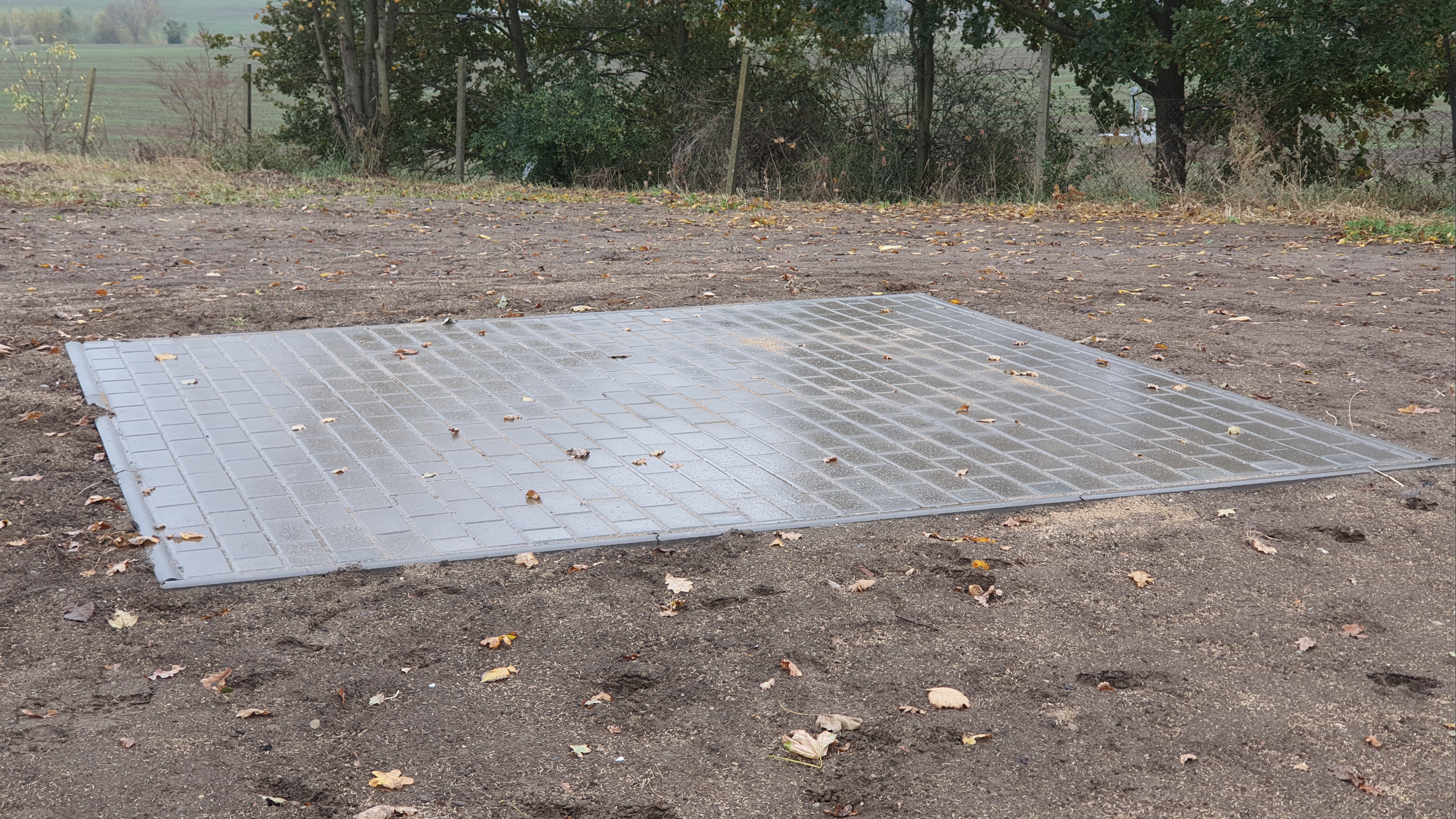 Dlážděná plocha v místě nového altánu