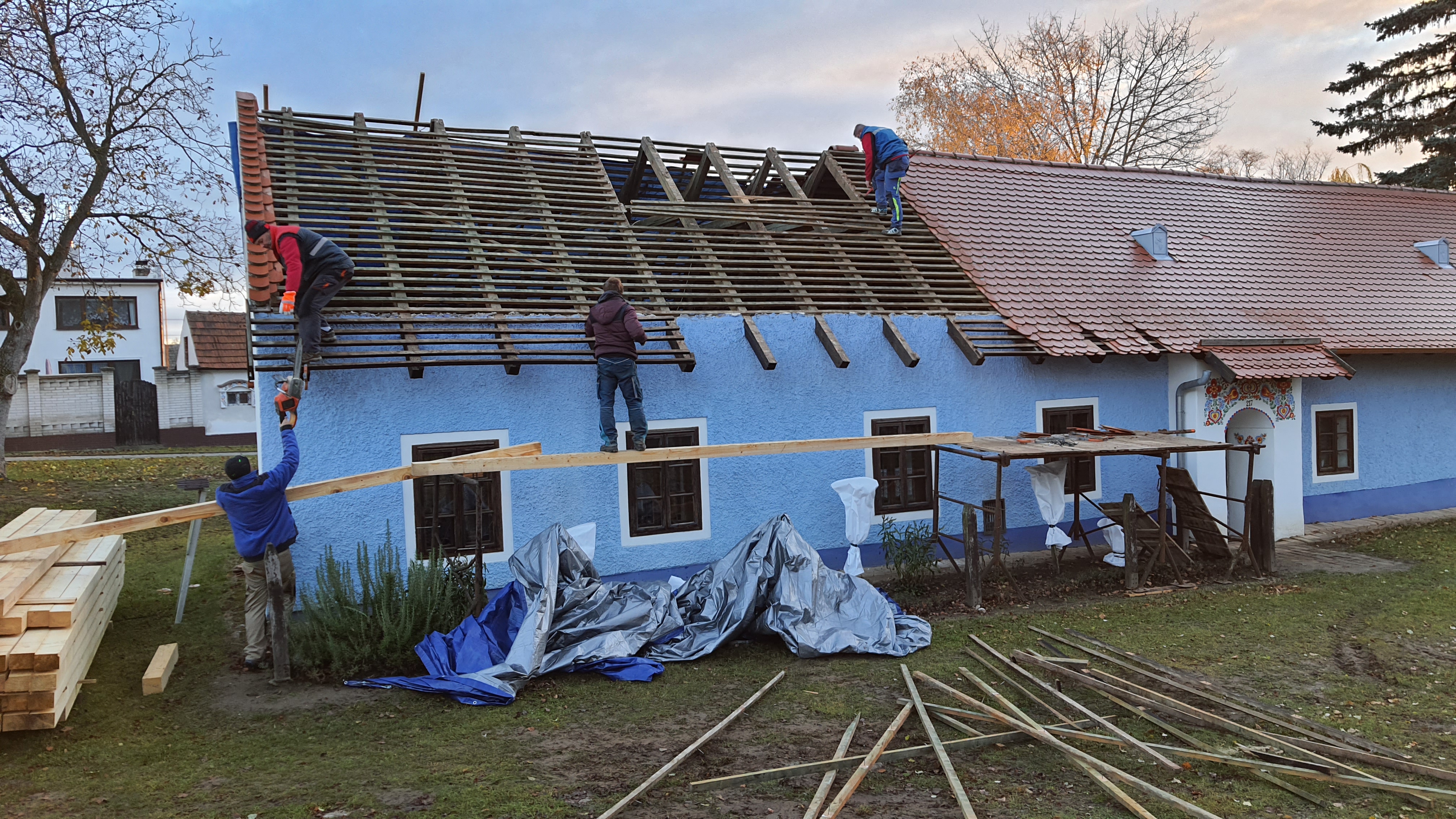 Odstranění krytiny a nevyhovujících prvků krovu