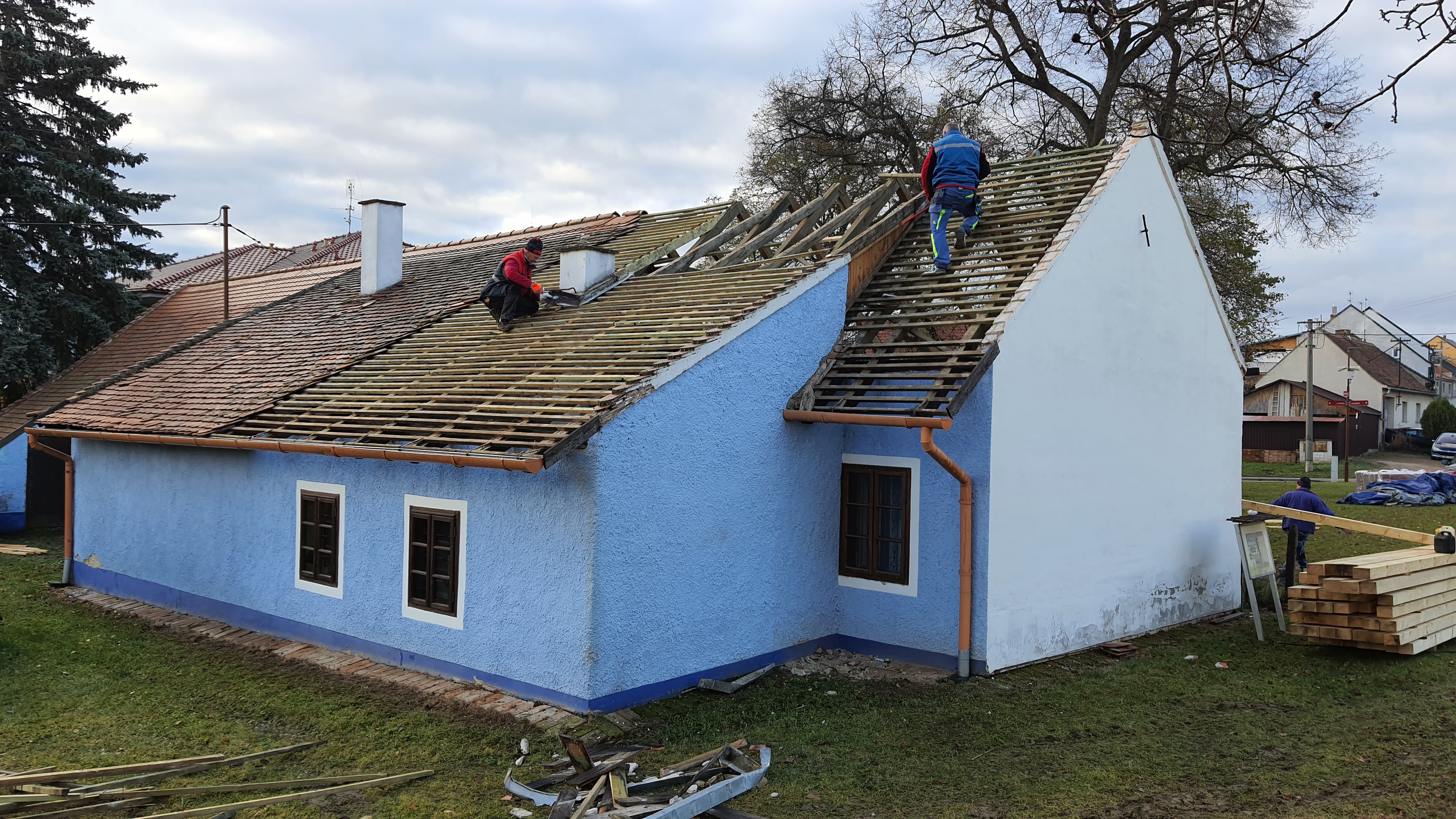 Odstranění krytiny a nevyhovujících částí krovu