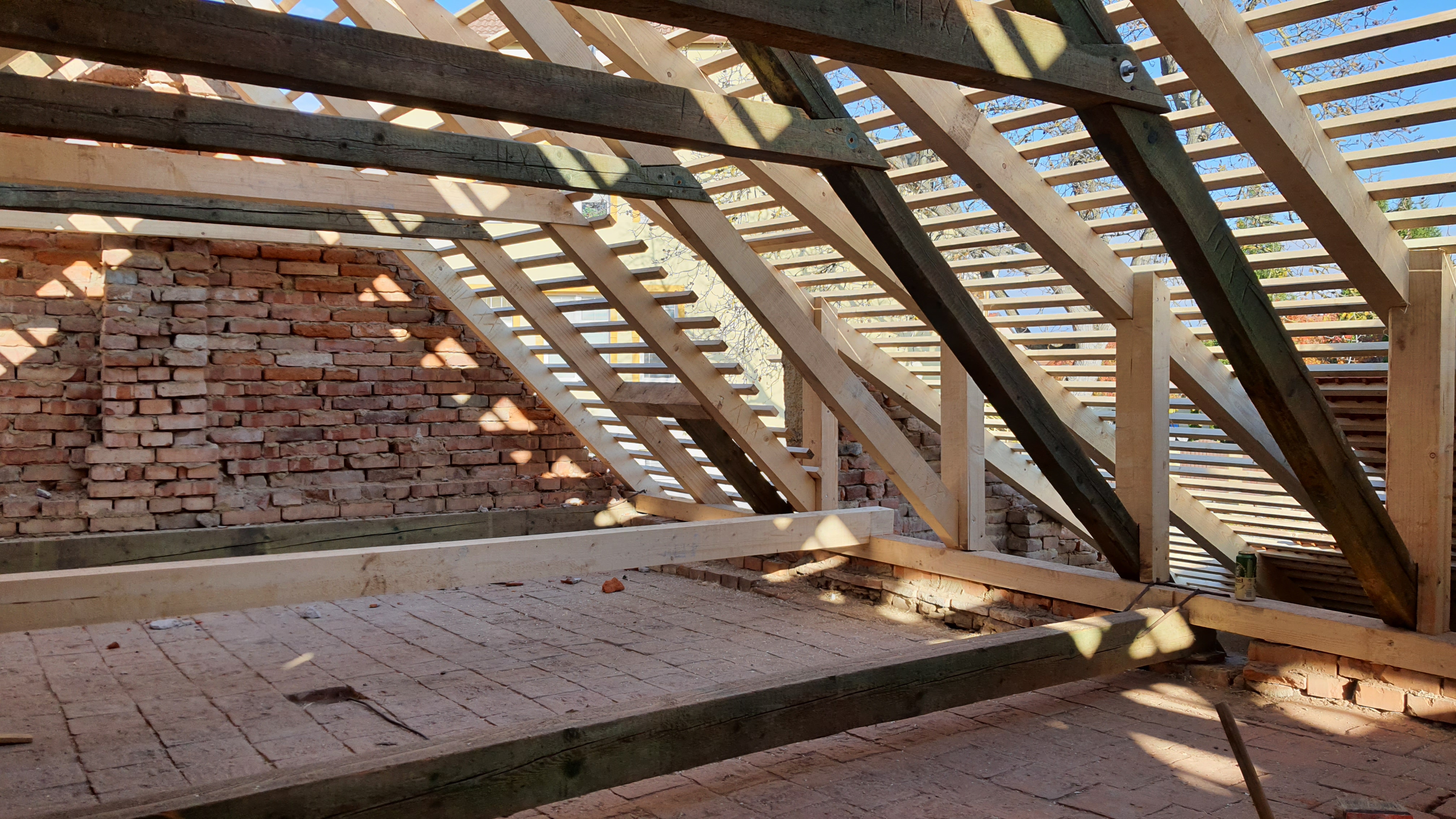 Stavební práce pohledem z půdního prostoru