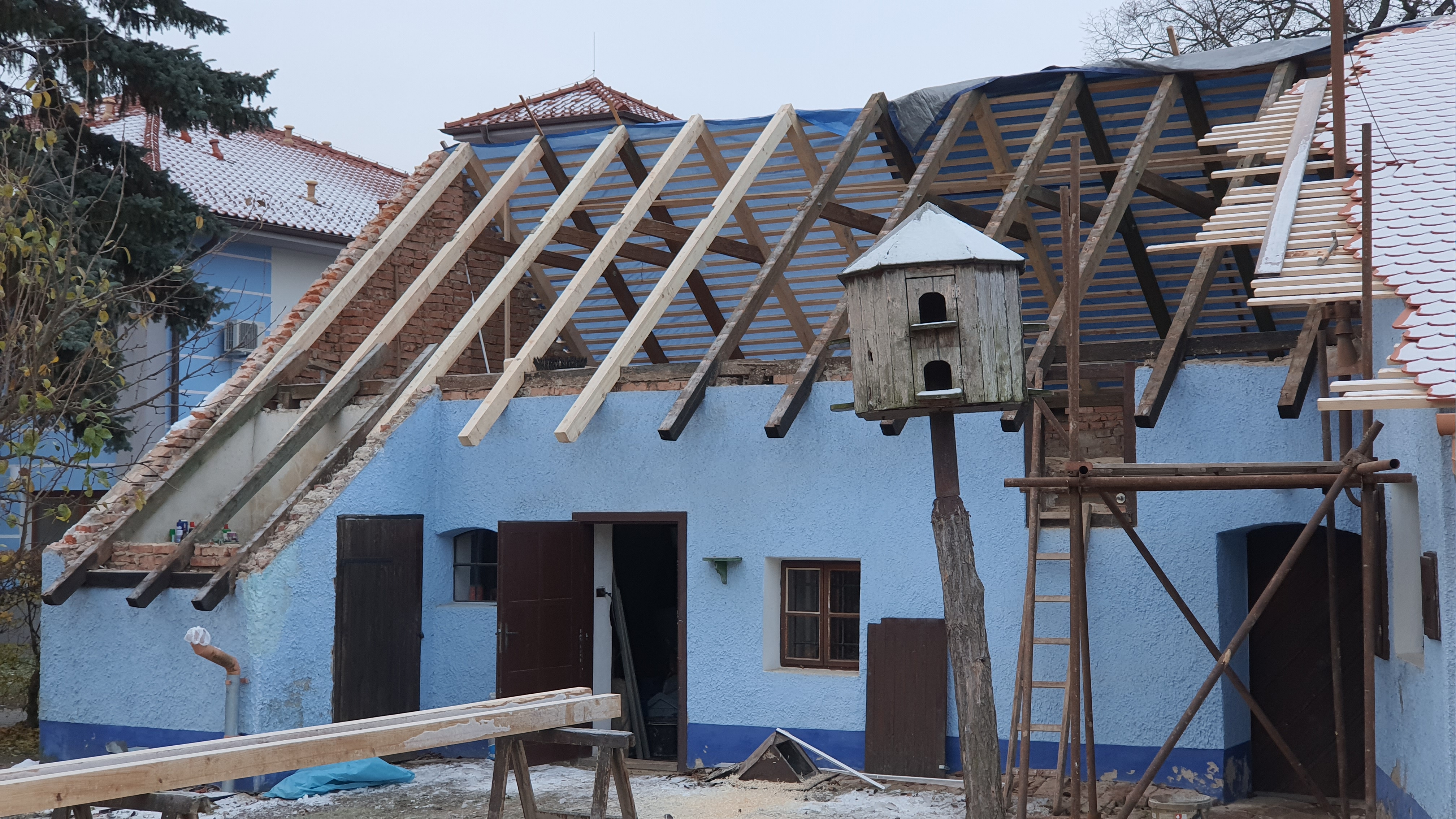 Odstranění části krytiny a nevyhovujících prvků krovu