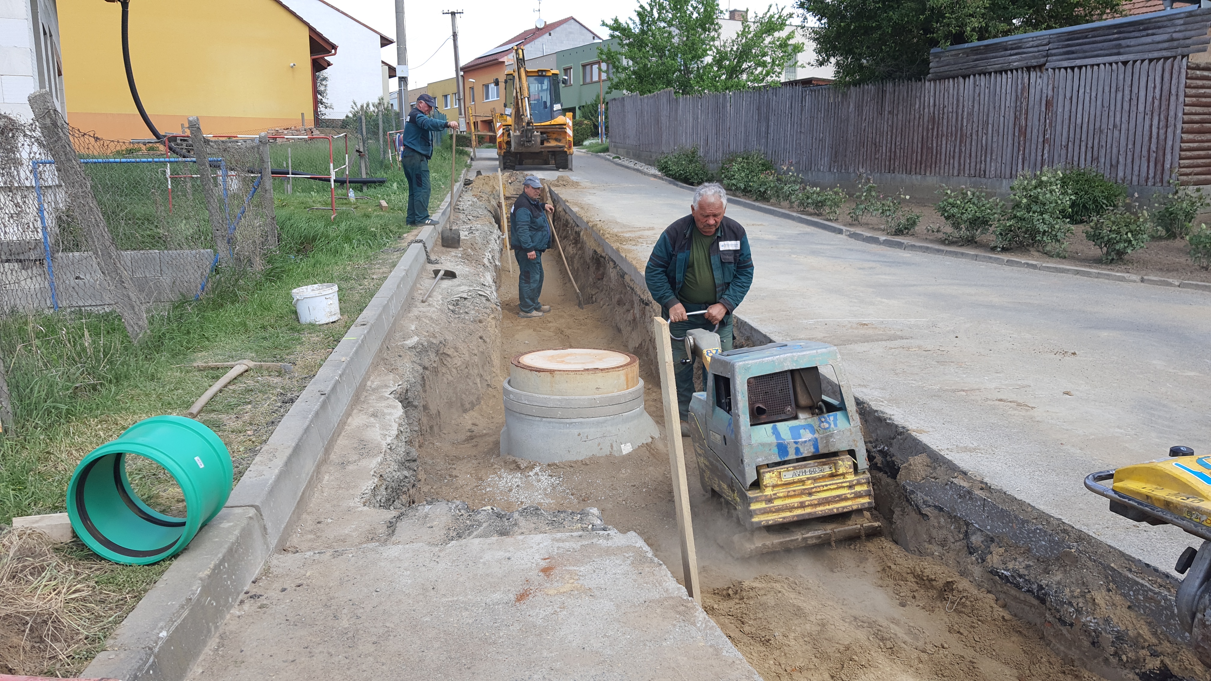 Průběžné hutnění zeminy ve výkopu