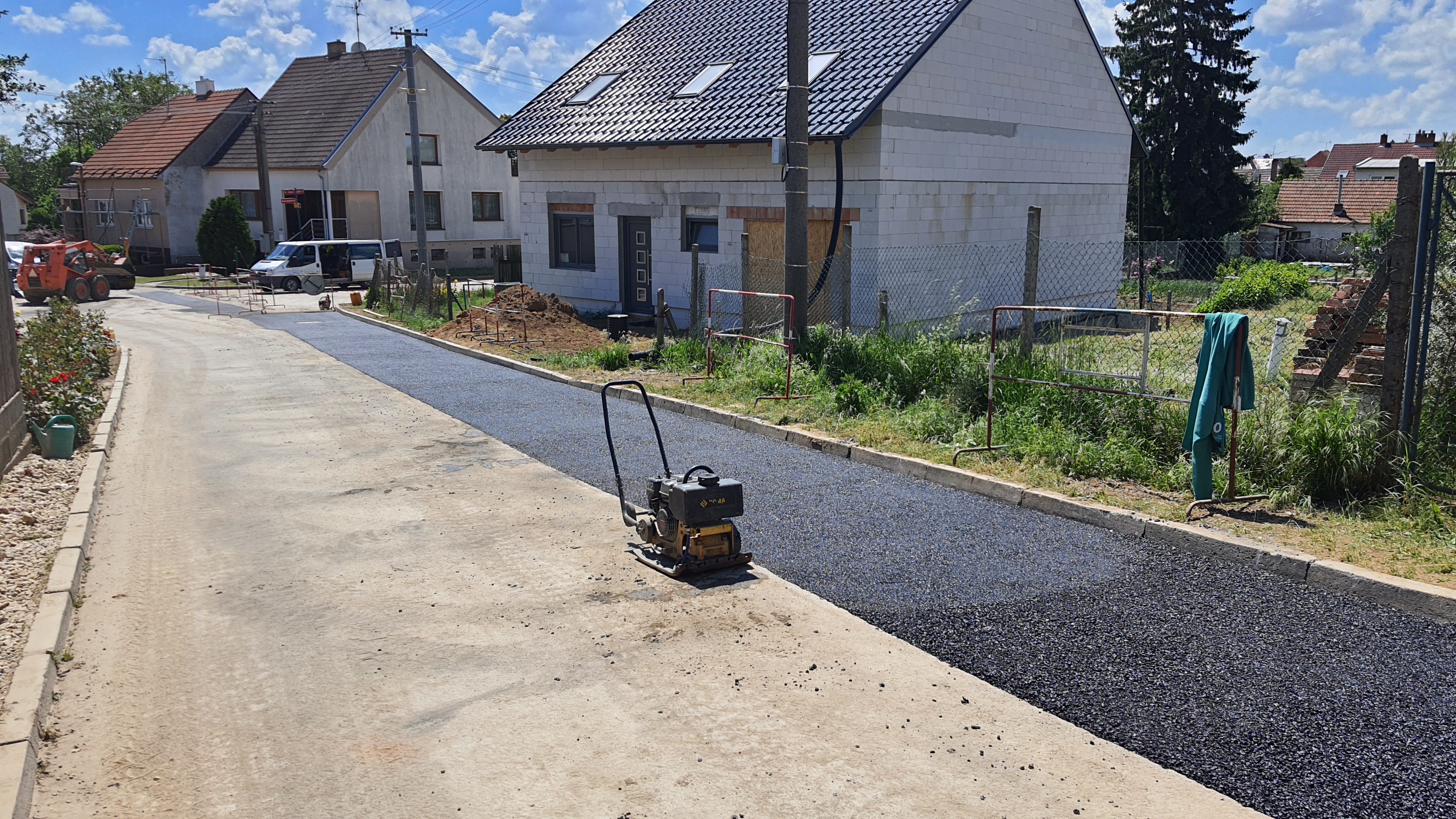 Asfaltování komunikace po uložení nové kanalizační stoky