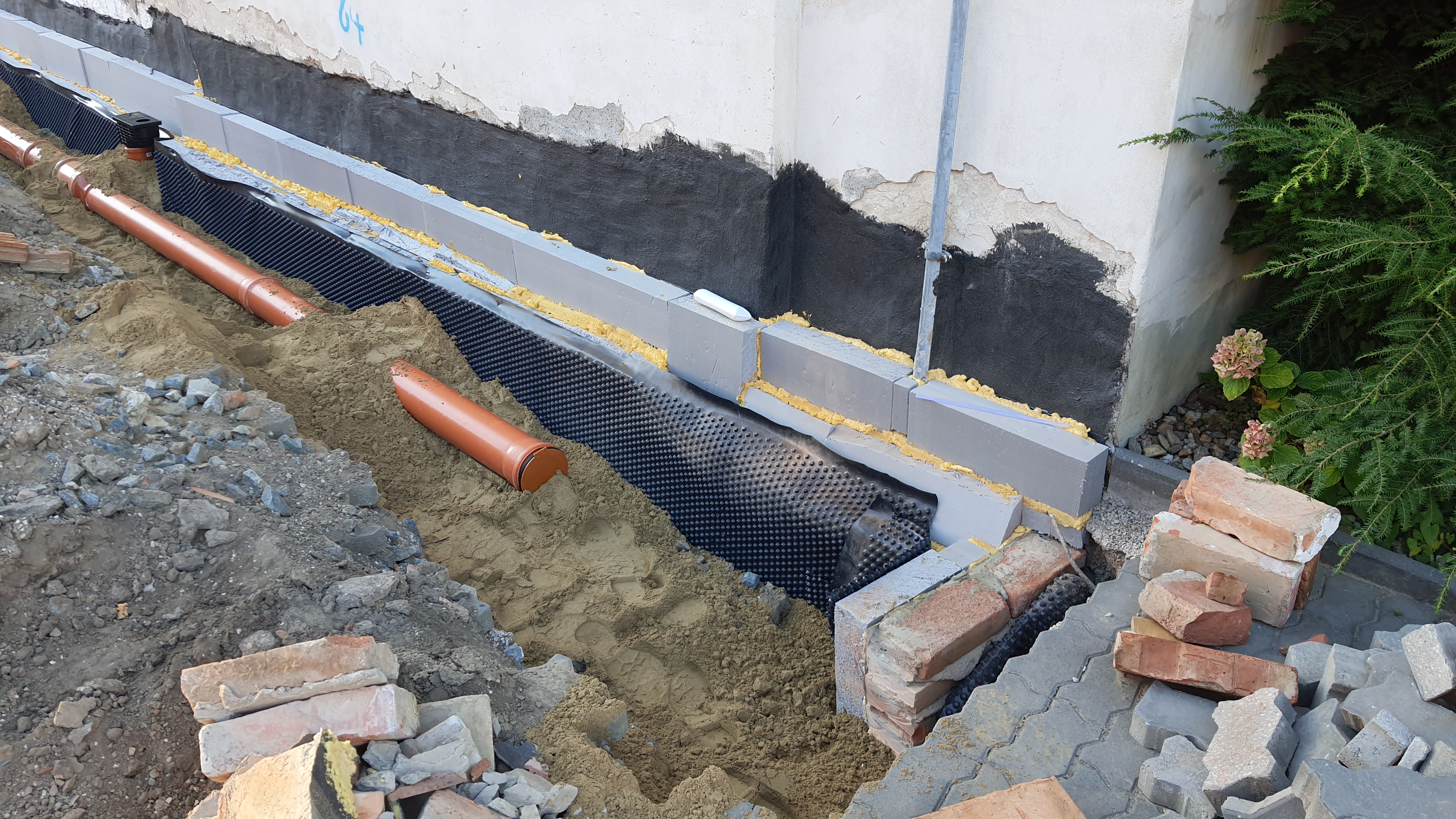 Zateplení soklového zdiva a pokládka dešťové kanalizace