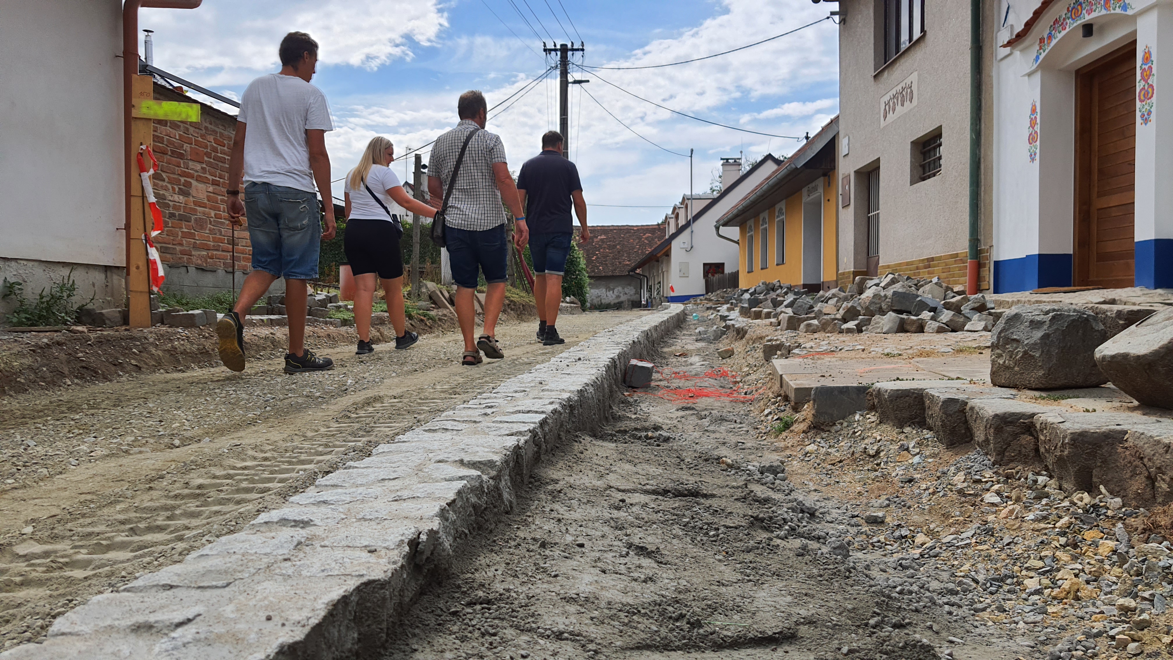 Osazování kamenných obrubníků do betonového lože