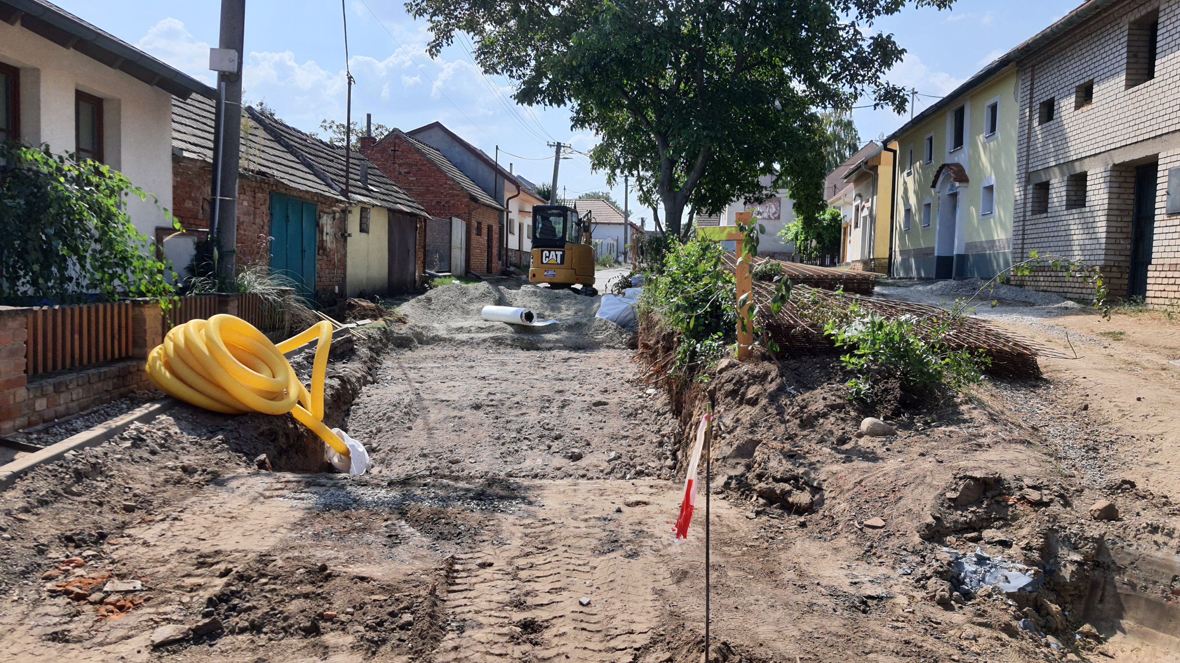 Navážení a rozprostření podkladní vrstvy štěrkodrtě 