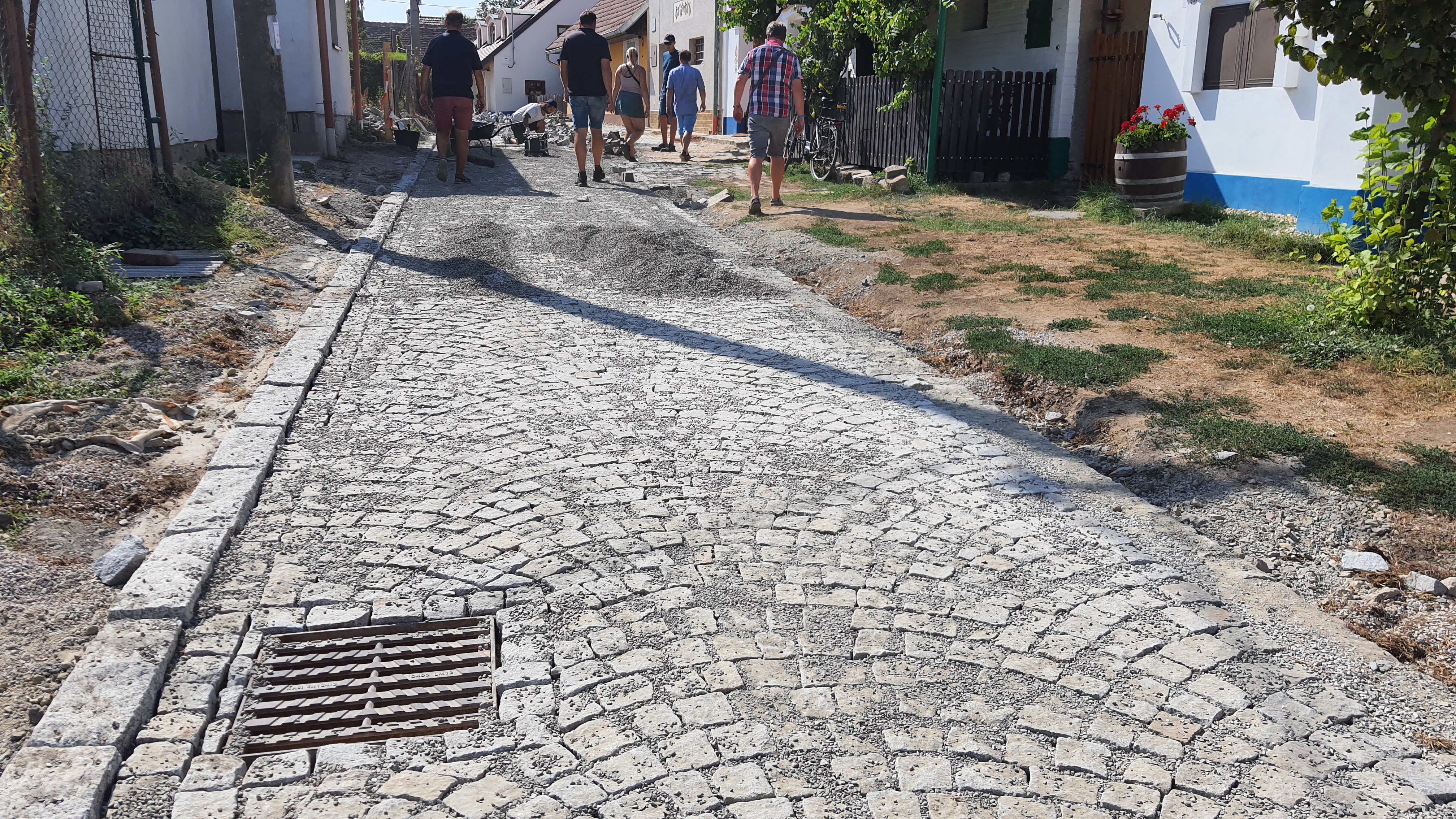 Pokládka žulové dlažby v dílčím úseku ulice Vinařské