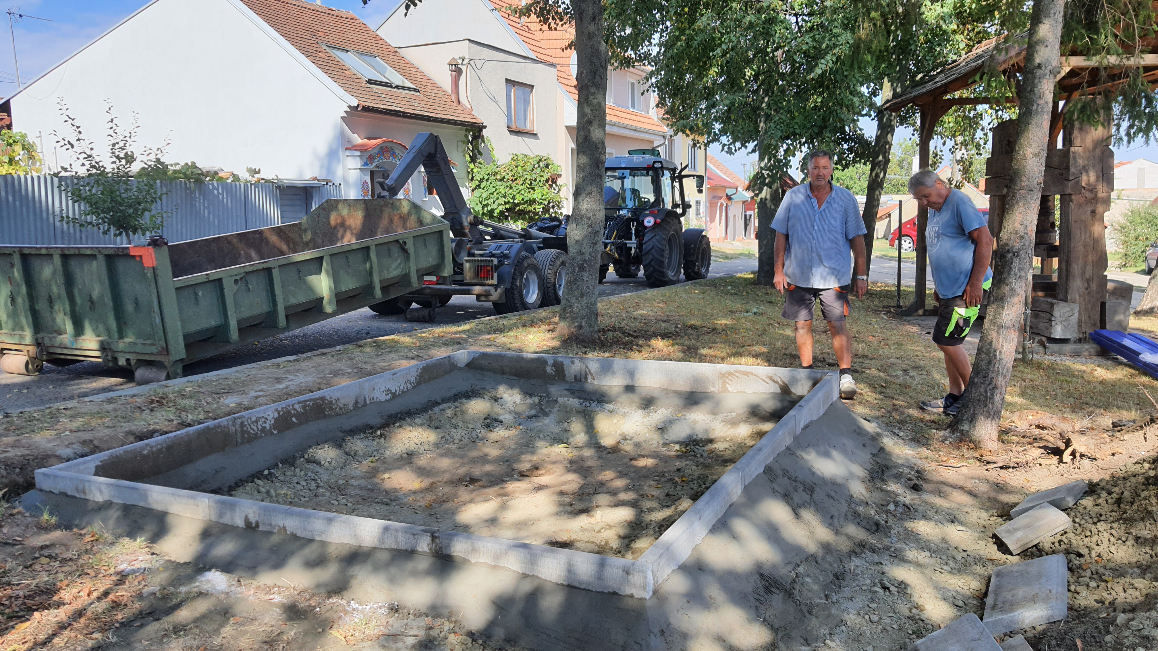 Betonování obrubníků dlážděné plochy posezení