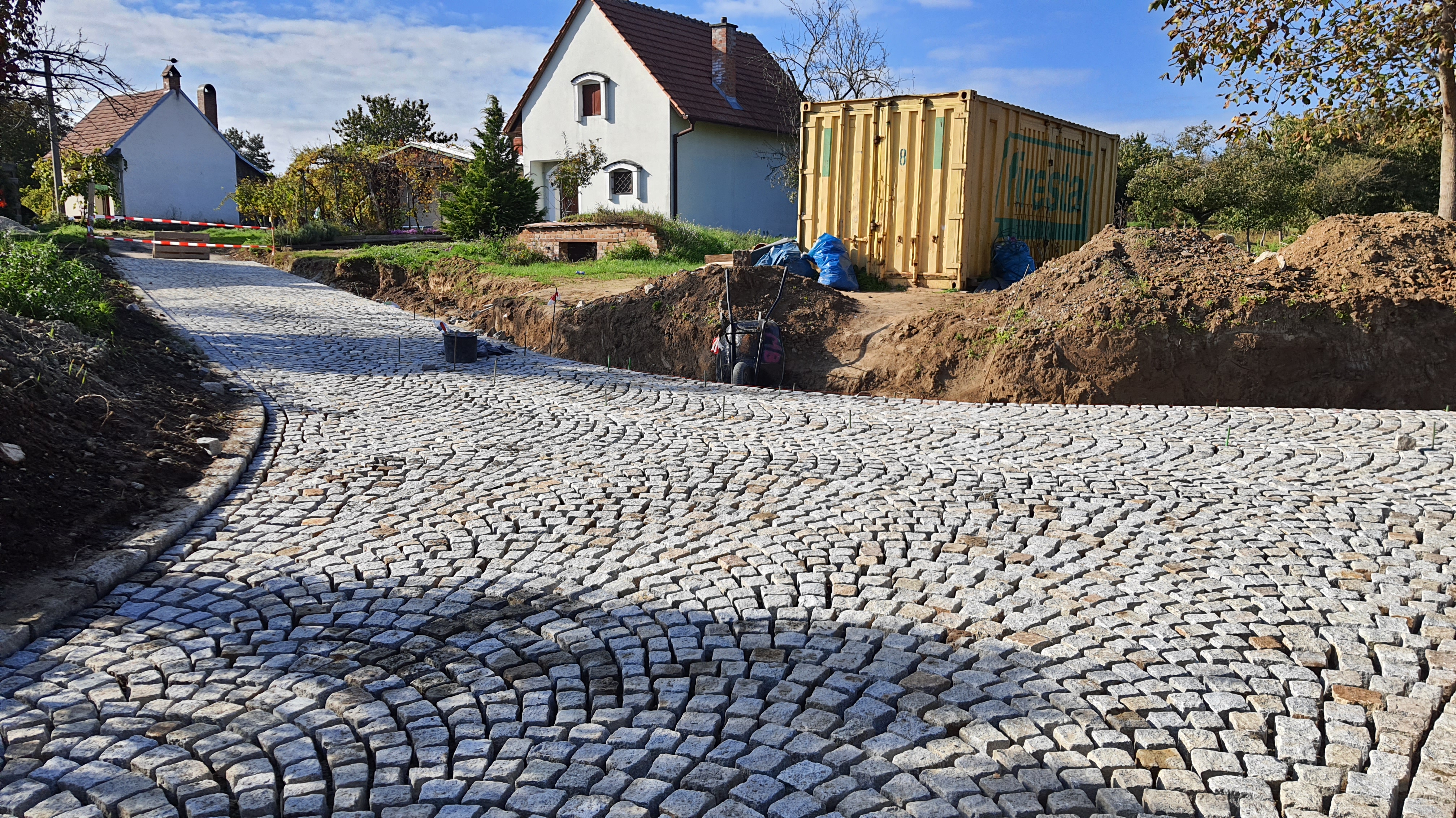 Vydlážděná plocha křižovatky ulic Vinařská, Polní a Hroznová před vyplněním spár
