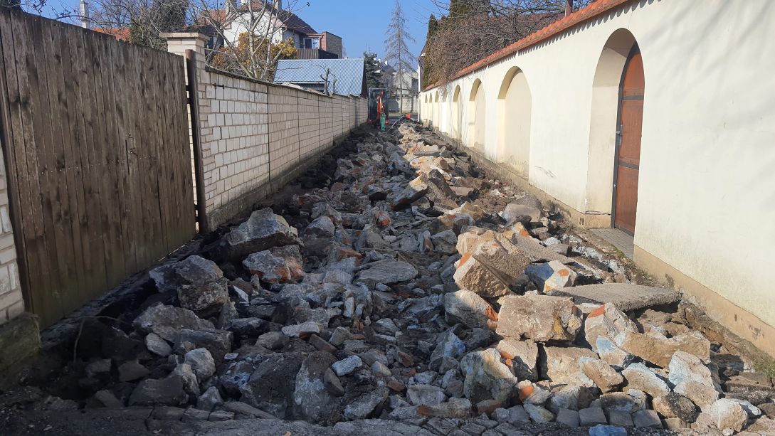 Bourání betonových pasů