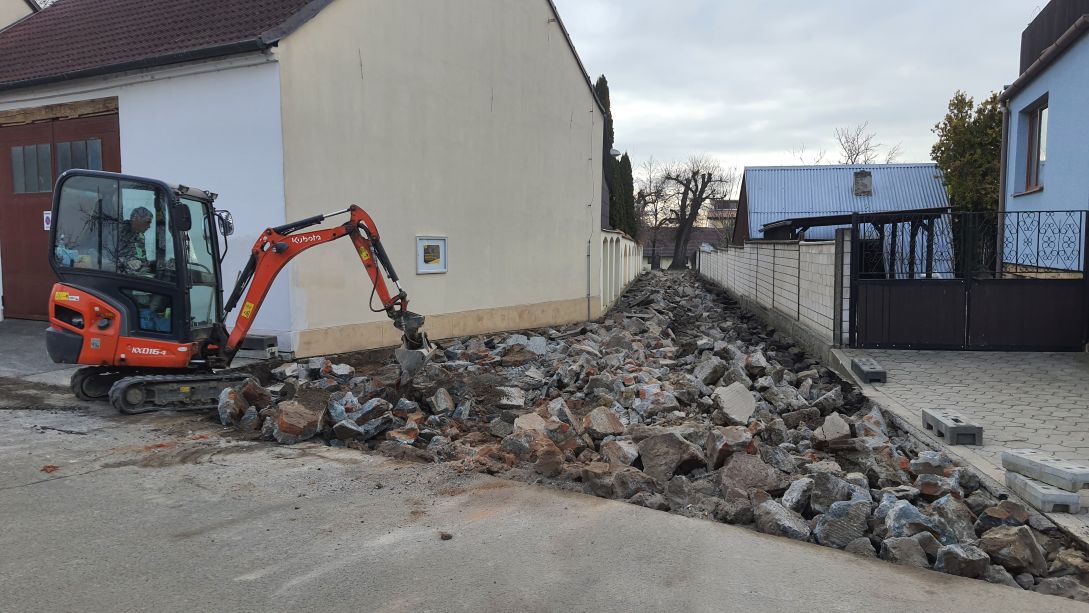 Bourání betonových pasů