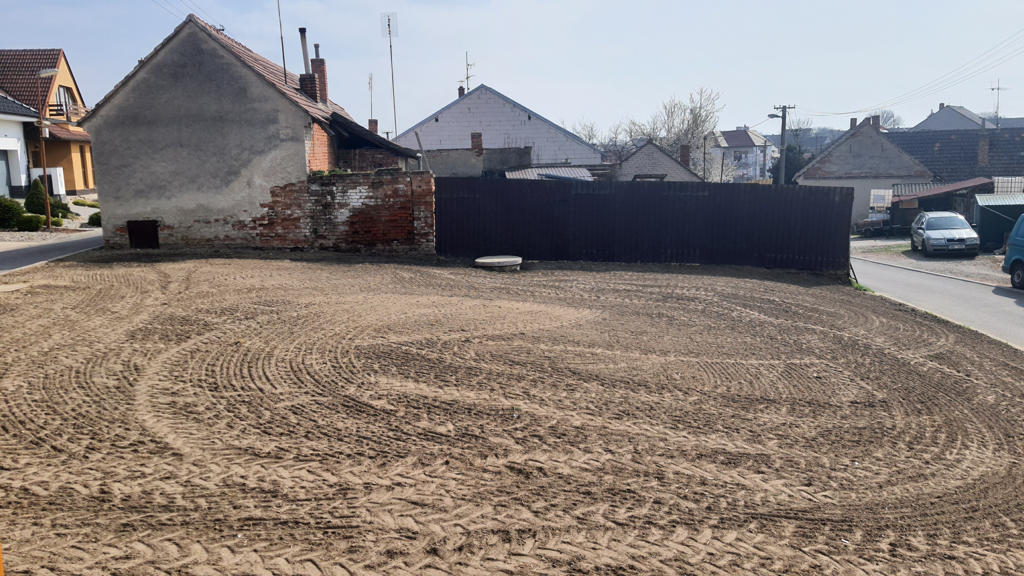 Terénní úpravy v ul. Vídeňské po demolici rodinného domu