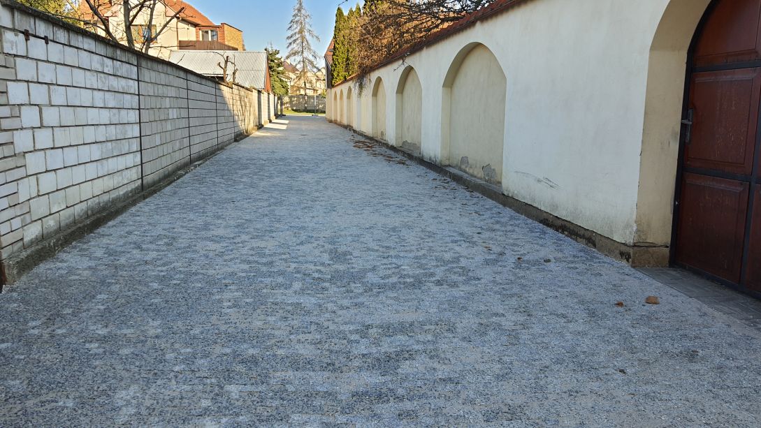 Farní ulička po dokončení dlážděné komunikace