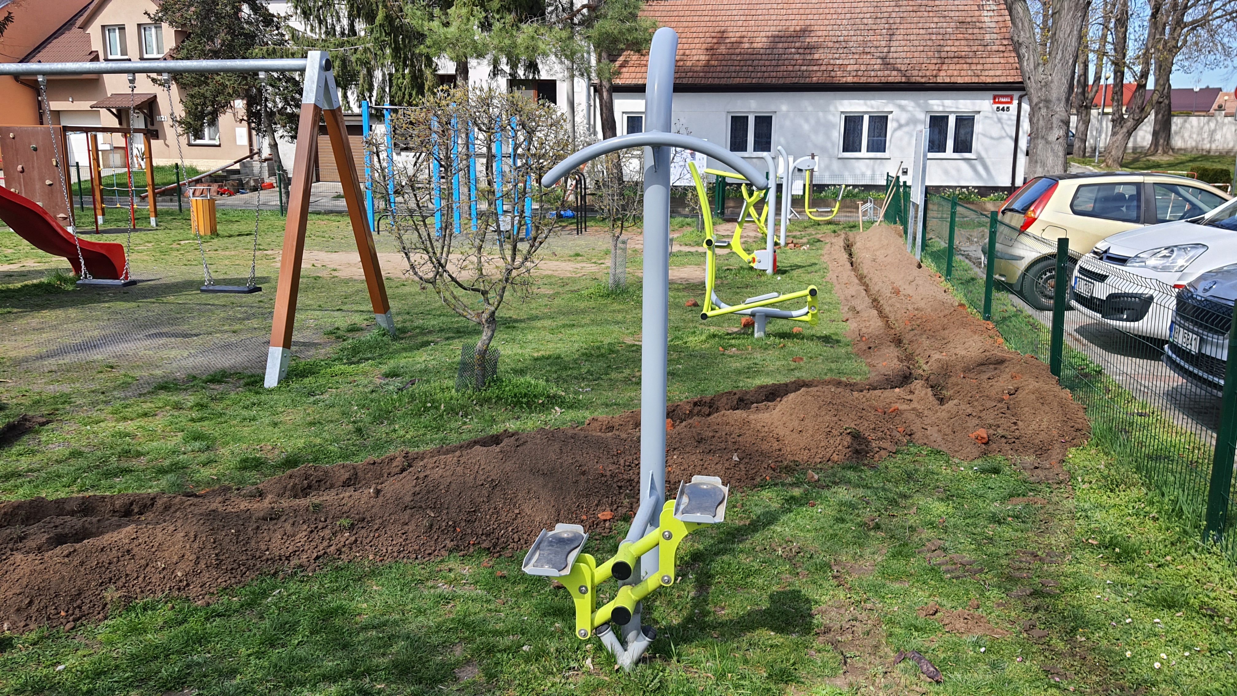 Zemní práce v rámci plochy dětského hřiště
