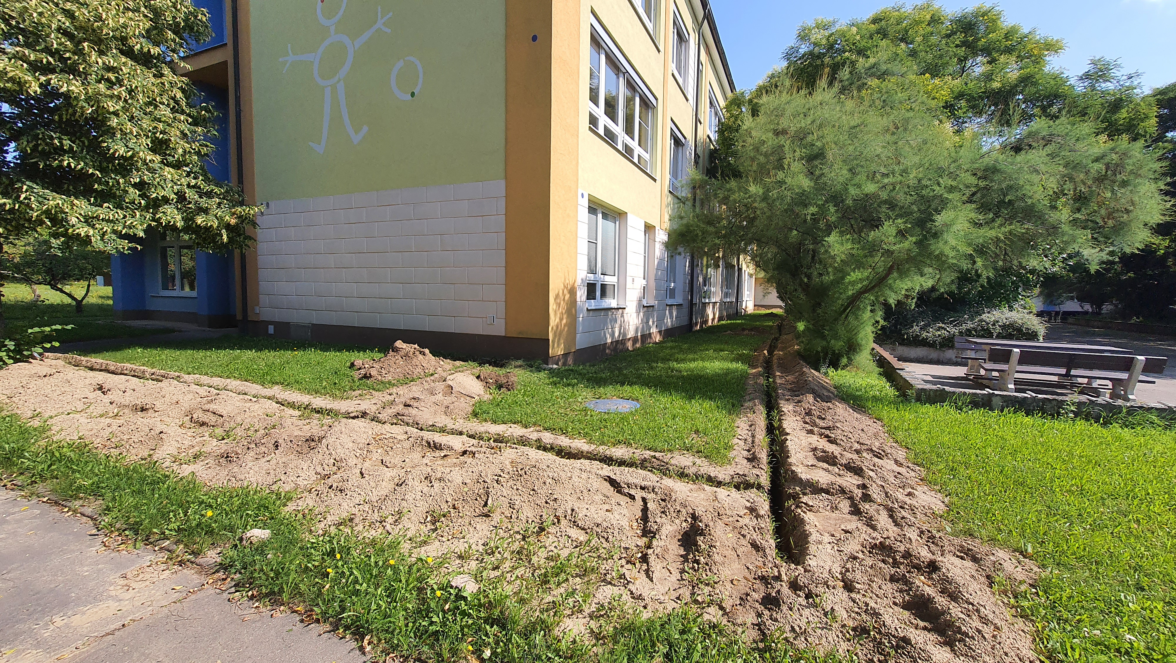 Výkop pro uložení FeZn pásku (uzemnění jímacího systému)