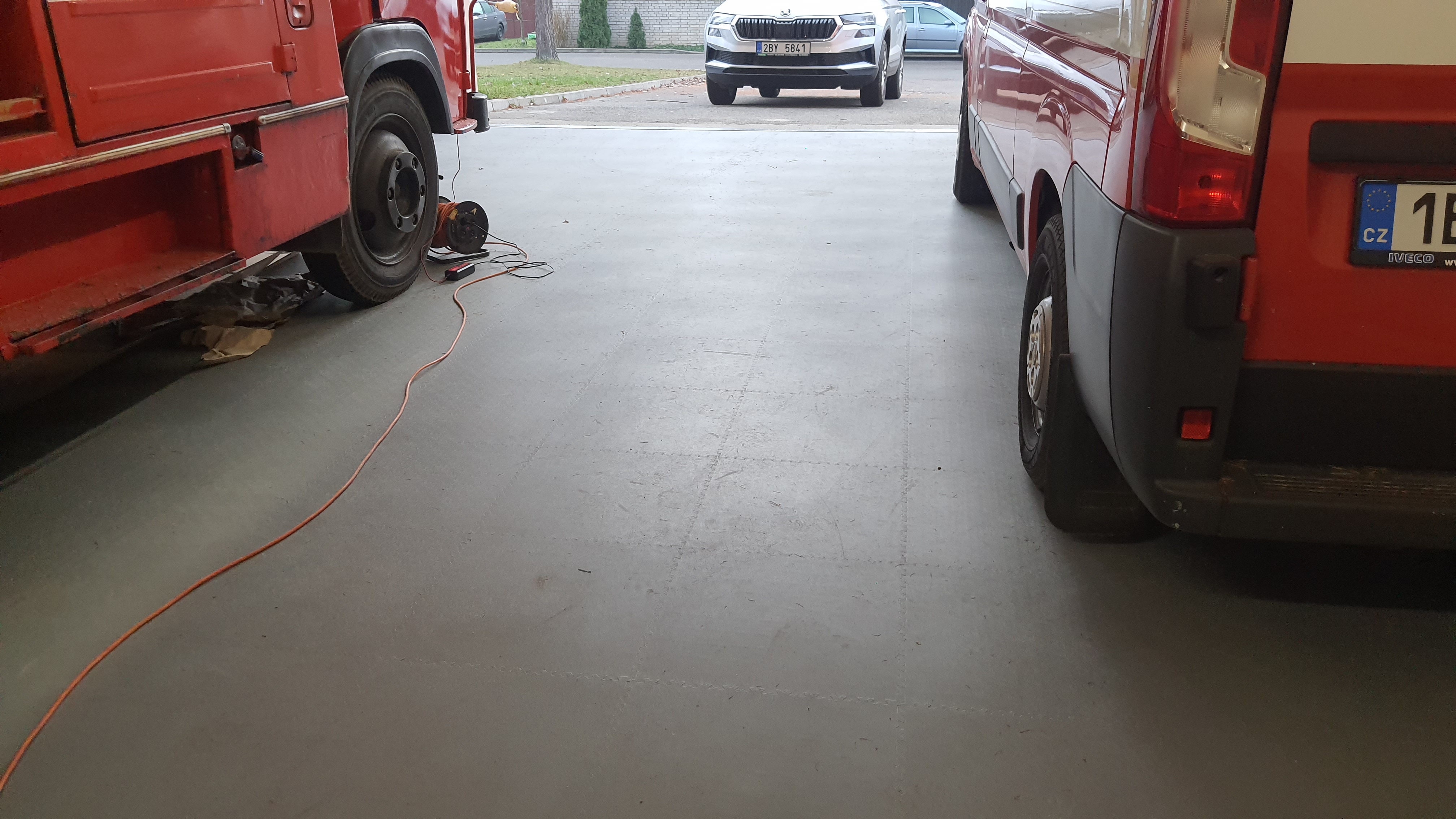 Vinylová zátěžová dlažba v garáži hasičské zbrojnice 